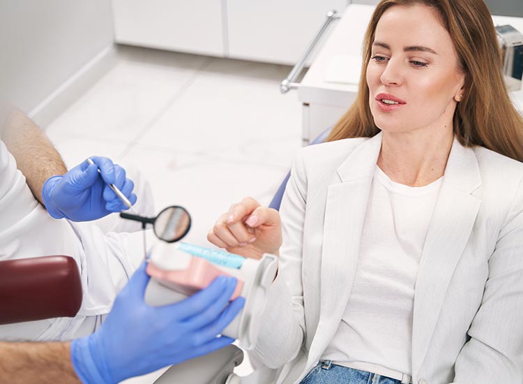 patient describing tooth pain to dentist